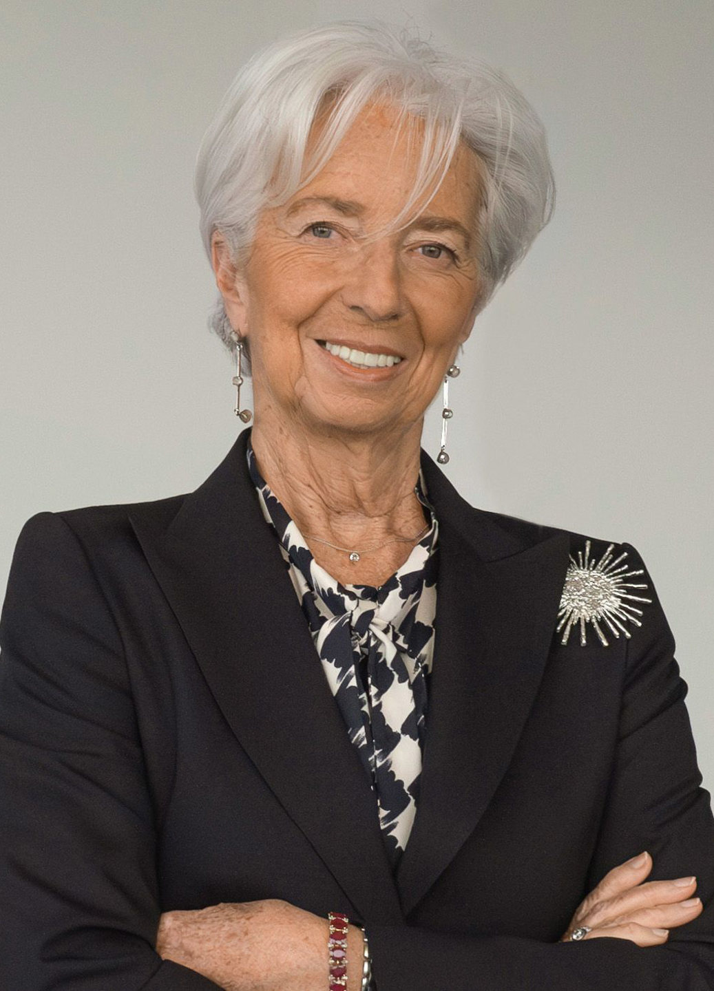 A person in a suit

AI-generated content may be incorrect.