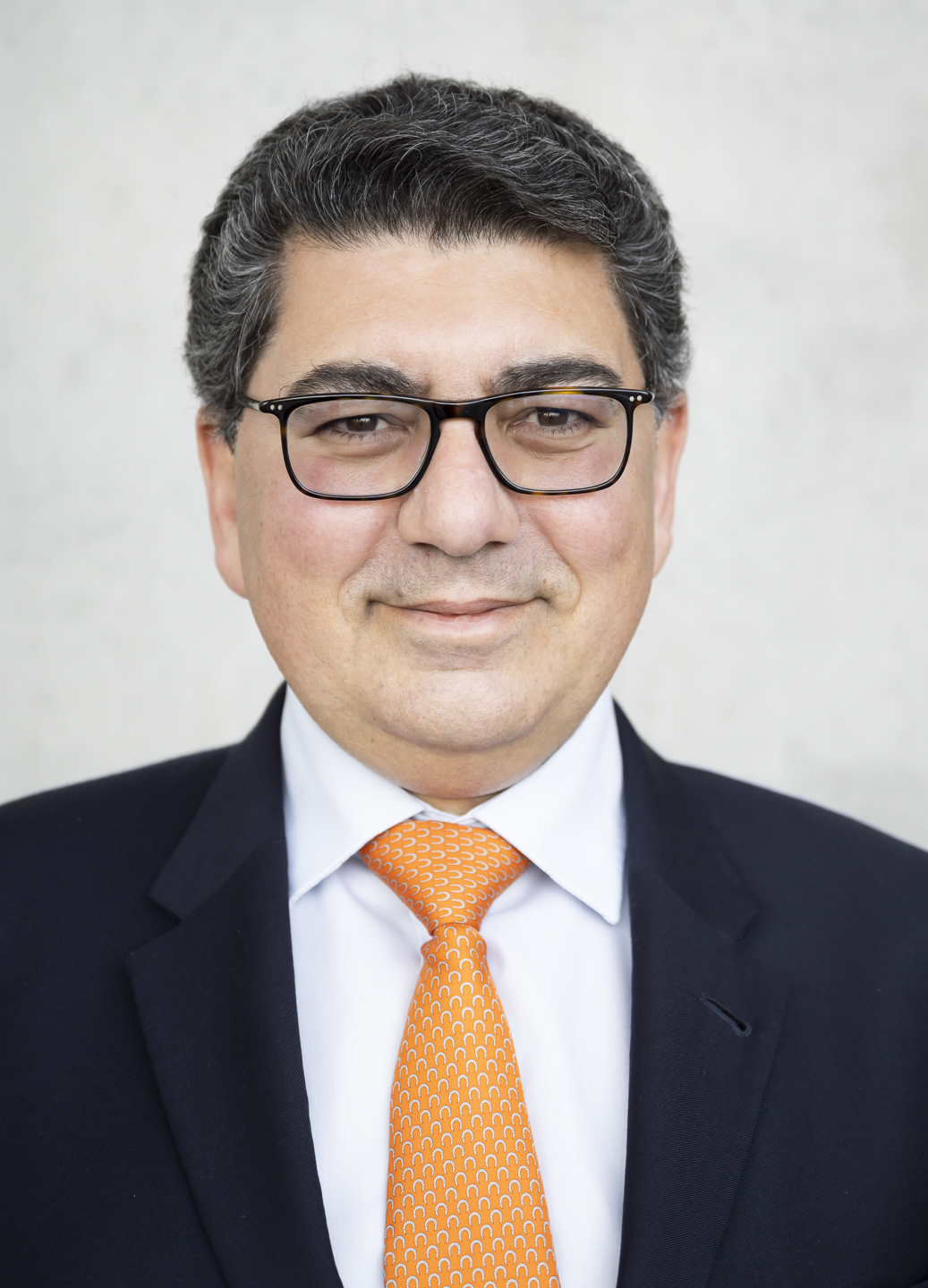 A person in a suit and tie

AI-generated content may be incorrect.