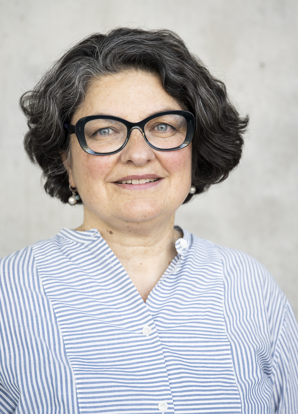 A person wearing glasses and a striped shirt

AI-generated content may be incorrect.